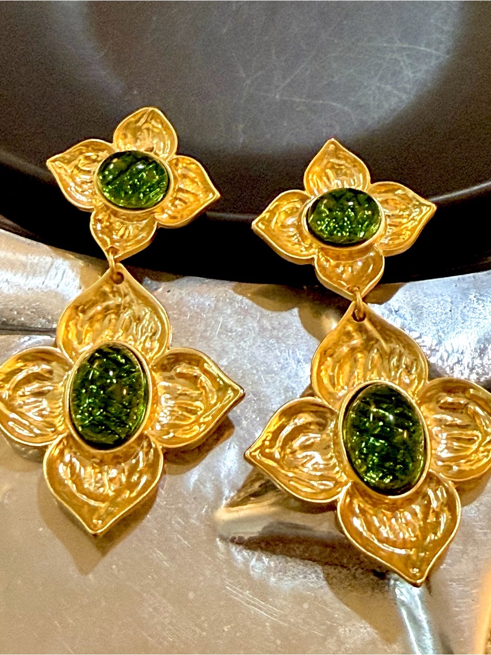 KJL GOLD FLORAL DANGLE DROP EARRINGS/ GREEN GLASS CABOCHON- CLIP ON - Picture 10 of 14